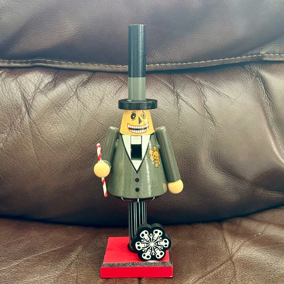 The Mayor with Candy Cane Wooden Nutcracker Disney A Nightmare Before Christmas - Picture 2 of 15